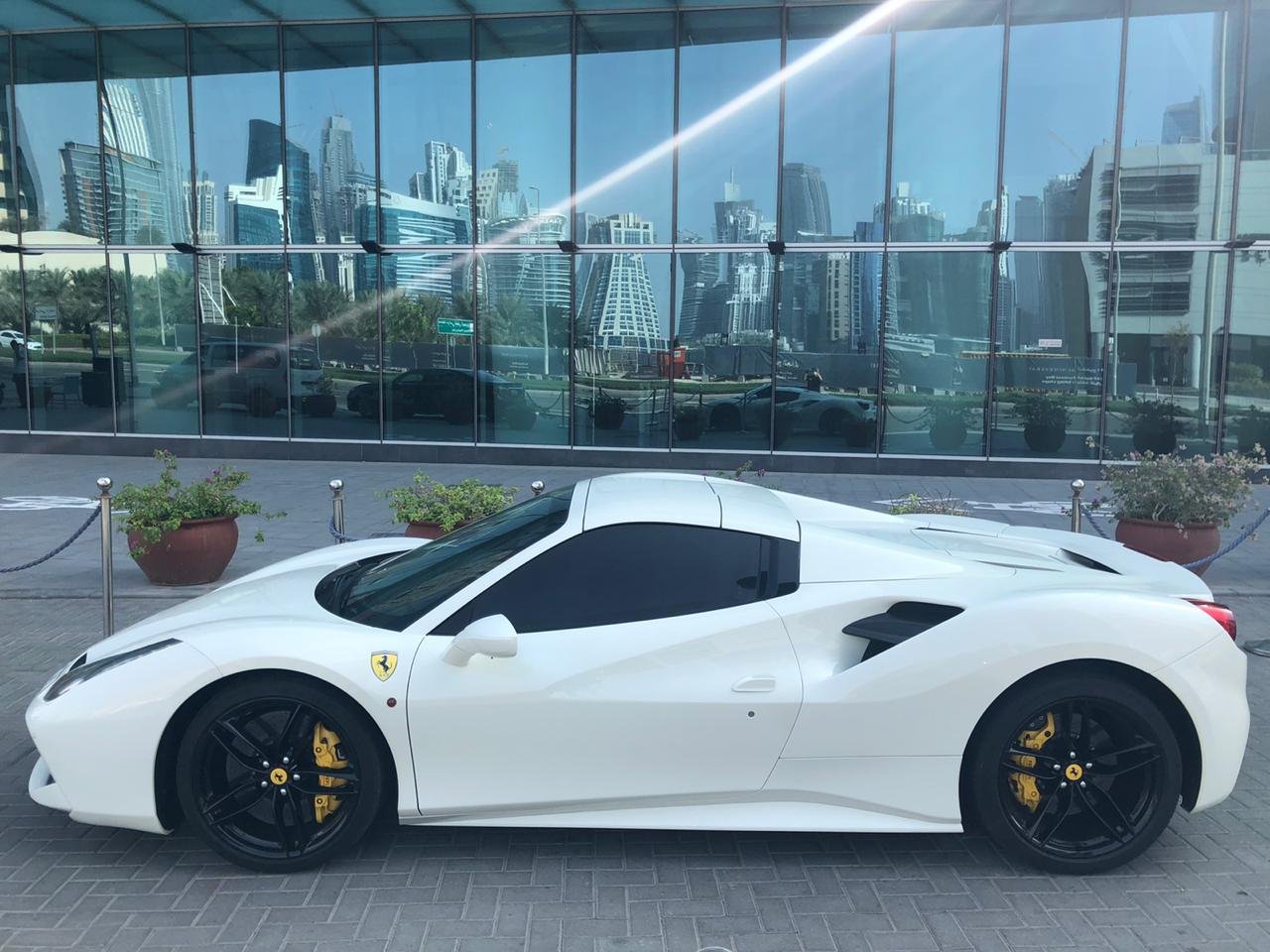 استئجار Ferrari 488 Spider Convertible فى دبي