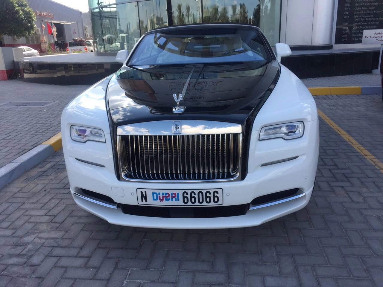 استئجار Rolls Royce Dawn فى دبي